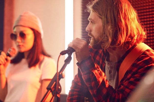 Microphone and acoustic equipment used in professional singing classes