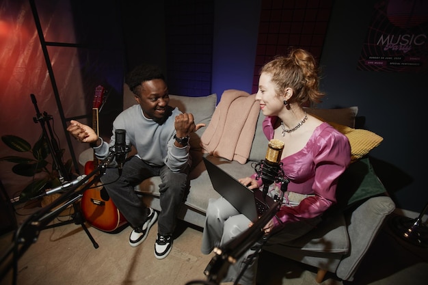 Microphone and acoustic environment optimized for voice training and singing instruction programs